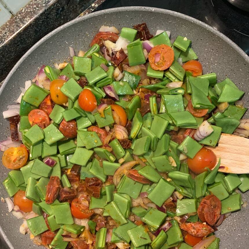 Runner beans and Chorizo.

noglu-nomoo.com/runner-be&hellip;