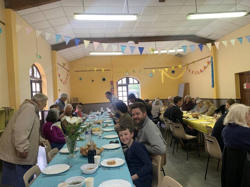 Sunday lunch at the village hall with all the other Seaillers.

My husband point